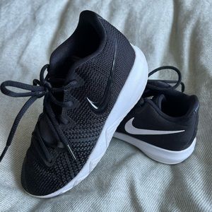 NIKE KYRIE FLYTRAP EP basketball sneakers